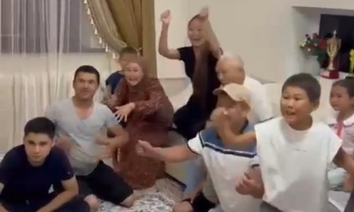 Как родные и близкие Елдоса Сметова радовались его «золоту» на Олимпиаде. Видео