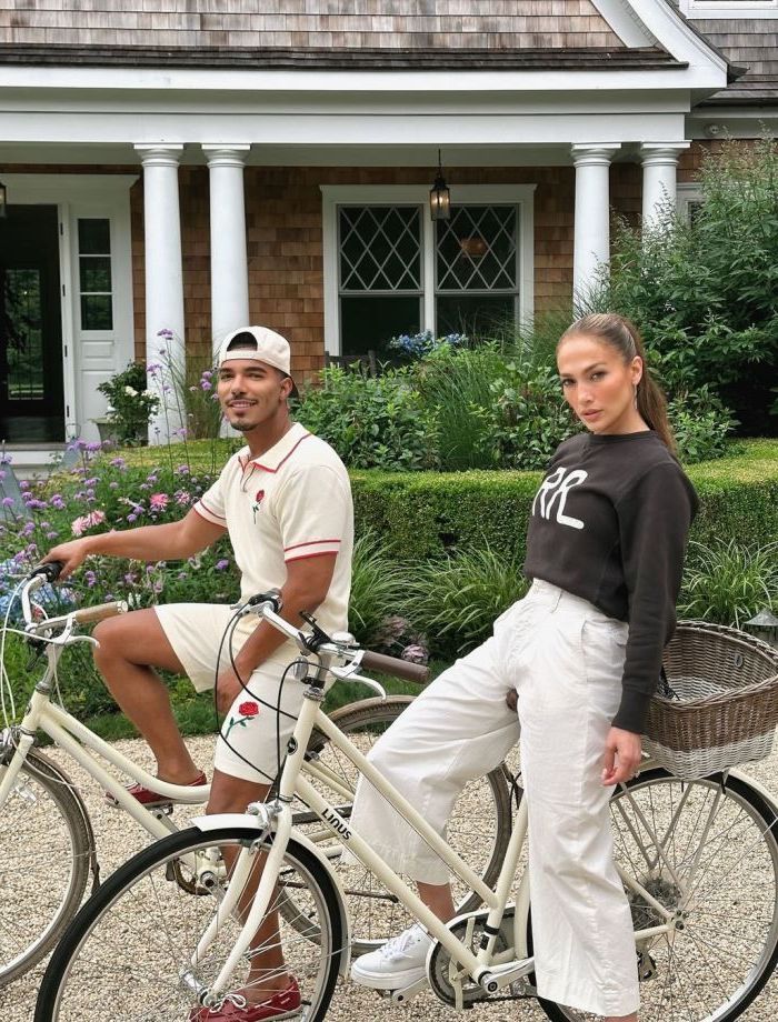 Дженнифер Лопес отправилась на велопрогулку в стильном образе. Фото