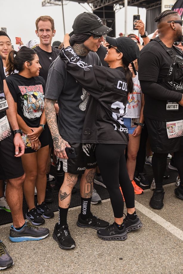 Кортни Кардашьян поддержала мужа на его первом забеге в Лос-Анджелесе. Фото