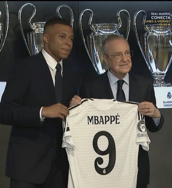 Килиан Мбаппе официально получил футболку «Реала». Фото