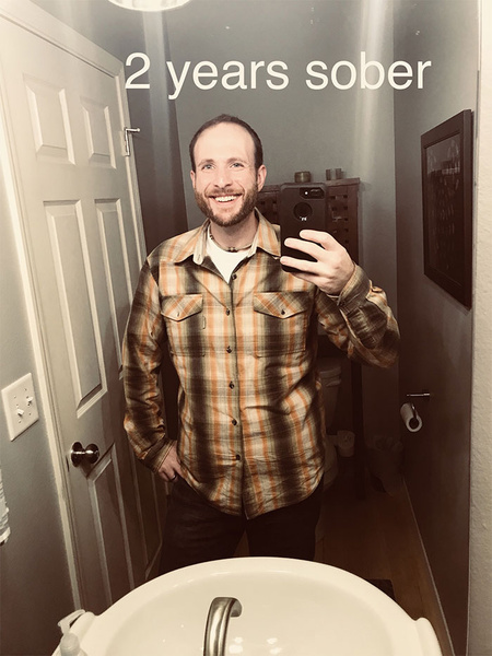 Мужчина не пил алкоголь три года — вот что с ним произошло. Фото