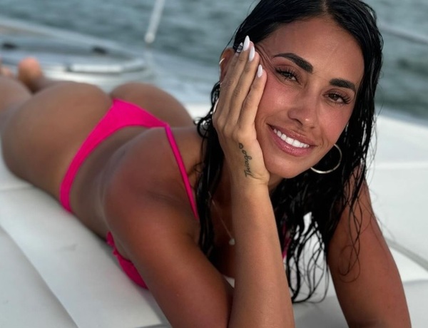 Жена Месси разрывает сеть откровенными фото