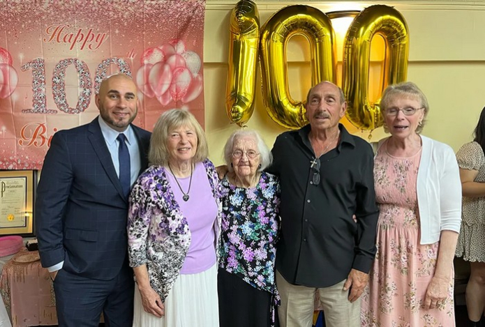 80 лет в бизнесе. 100-летняя женщина рассказала, что дает ей силы работать по 50 часов в неделю