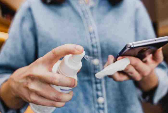 Чем нельзя протирать экран смартфона — почти все совершают эти ошибки