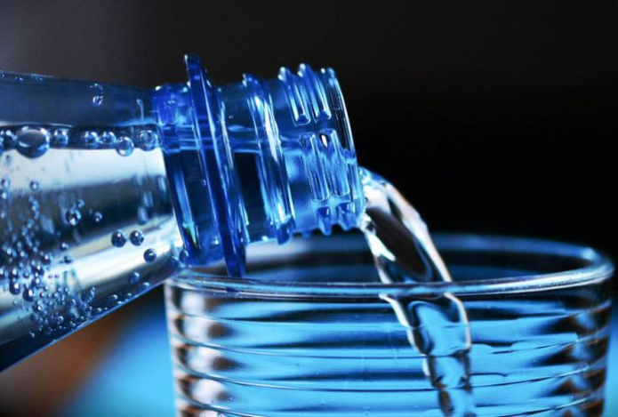 Что будет, если пить минеральную воду в жару