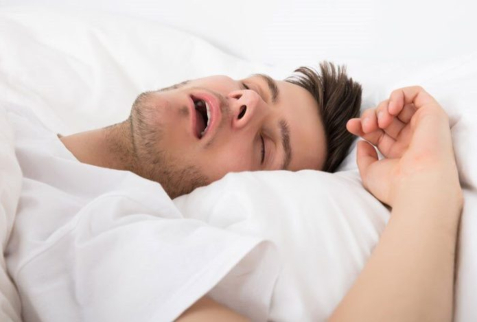 Названы три самых эффективных способа борьбы с храпом