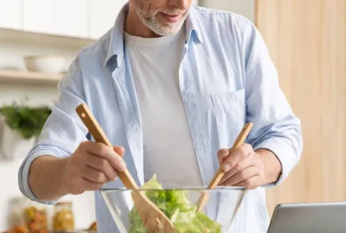 Названы лучшие пищевые привычки после 50 лет. Помогут замедлить старение и поддержать здоровье