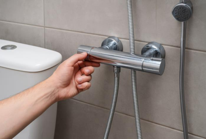 Что делать, если при смыве унитаза меняется температура воды в душе? Решение только одно