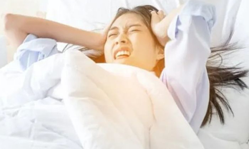 エアコンの下で眠った少女が病院に搬送される — 低体温症ではなかった – 健康