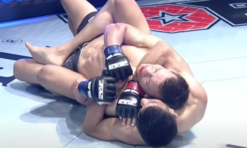 Чемпион мира из Казахстана досрочно проиграл первый бой в карьере. Видео