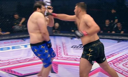 Скандальным «нокаутом» на третьей секунде закончился бой 19-летнего казахстанца. Видео