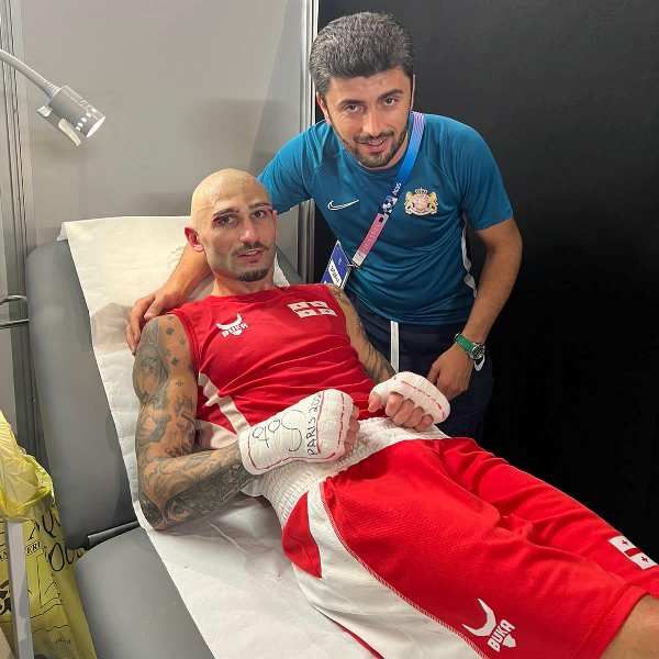 Боксер из Казахстана отправил соперника на больничную койку на Олимпиаде-2024