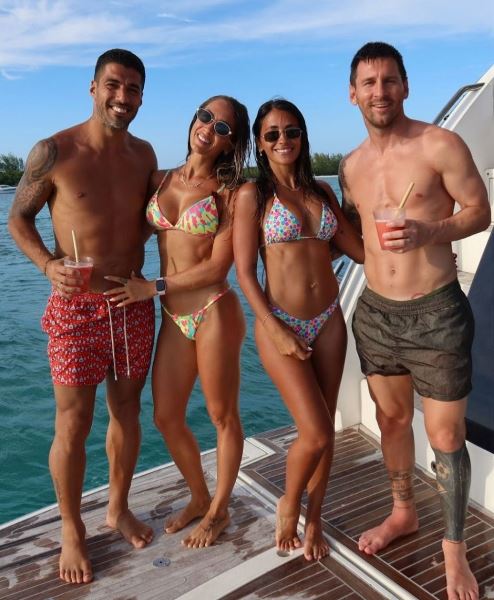 Месси заметили в компании двух красоток в купальниках на яхте. Фото