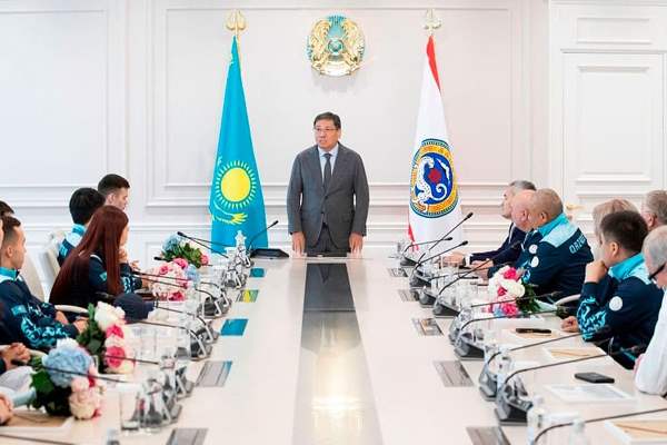 Призеров Олимпиады-2024 наградили машинами и квартирами в Алматы. Фото