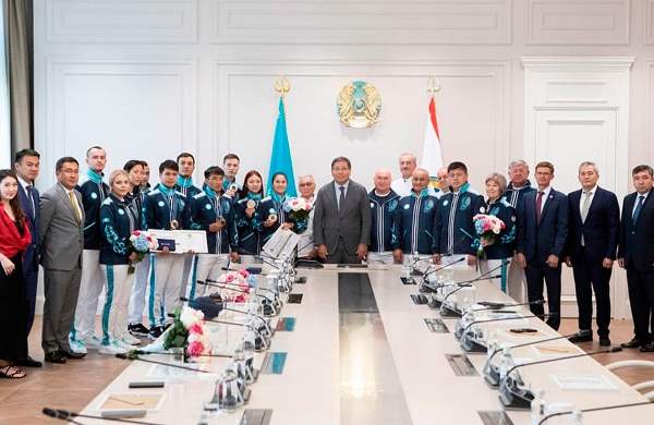 Призеров Олимпиады-2024 наградили машинами и квартирами в Алматы. Фото