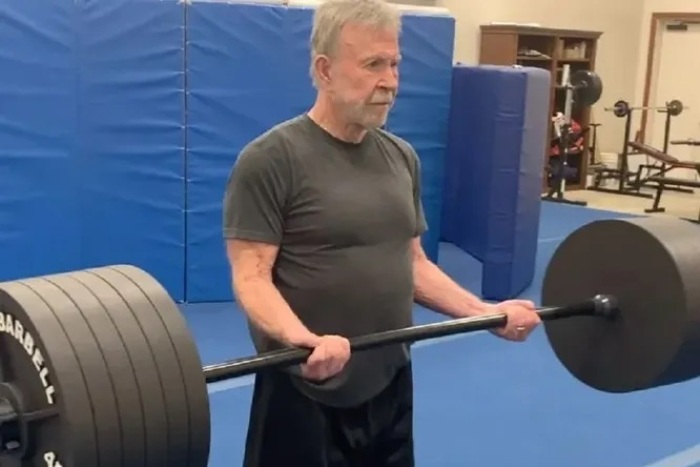 84-летний Чак Норрис показал, как поднимает штангу весом 260 килограммов. Фото