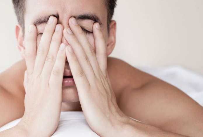 Ученые сравнили недосып с алкоголизмом