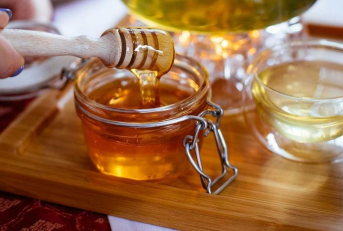 Почему нельзя добавлять мед в чай — раскрыты негативные последствия