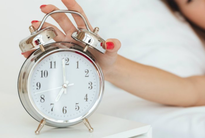Почему мы просыпаемся прямо перед будильником — ученые объяснили