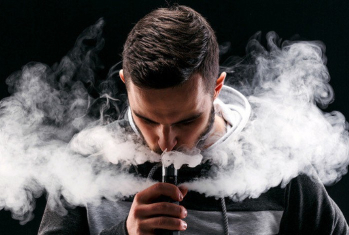 Парню пересадили оба легких из-за вейпинга — он очень любил «электронки»