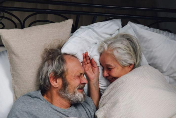 Названы неожиданные последствия секса после 60 лет для здоровья