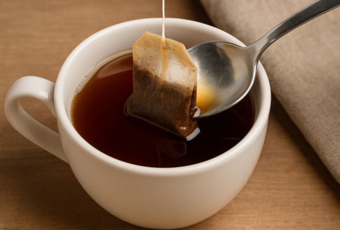 Почему нельзя выжимать чайный пакетик — раскрыта неожиданная опасность для здоровья