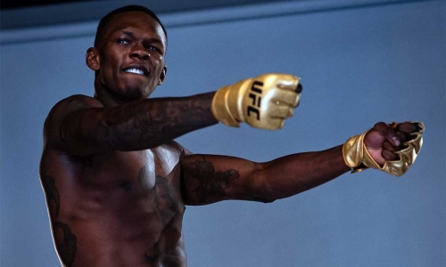 Экс-чемпион UFC сцепился на улице с мужчиной и плюнул в него. Видео