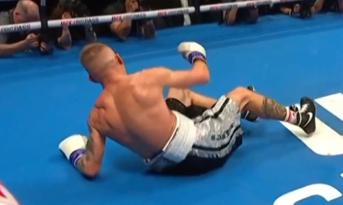 Брутальным нокаутом завершился главный бой вечера бокса с участием казахстанца. Видео