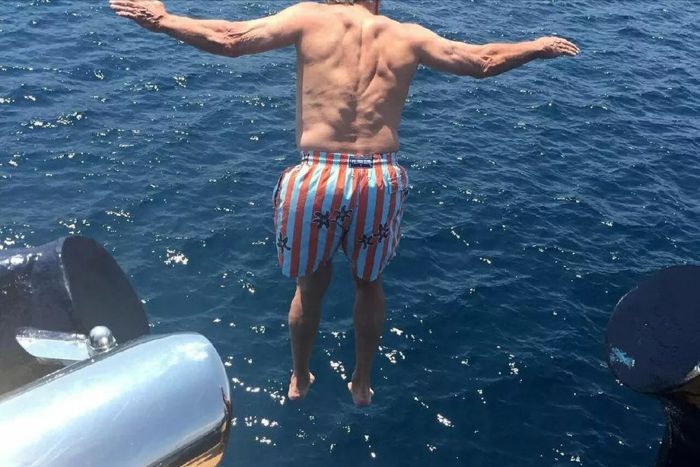 Роберт Де Ниро прыгнул с яхты в открытое море в честь своего 81-летия. Фото