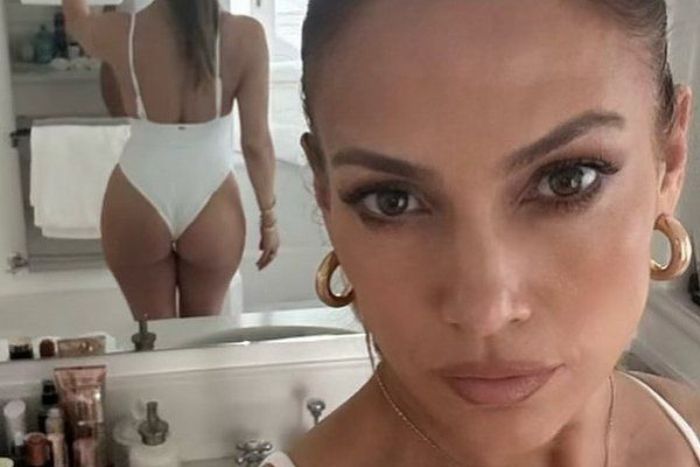 Дженнифер Лопес поделилась дерзким селфи в купальнике