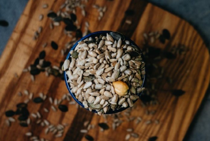 Эти семечки снижают холестерин и риск тромбоза. Содержат витамины, антиоксиданты и белок