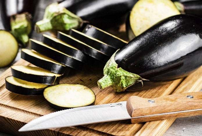 Нужно ли чистить баклажаны при готовке? Названо важное условие