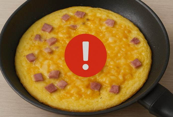 Почему не стоит добавлять в омлет сыр и мясо — раскрыто неожиданное и опасное для здоровья последствие