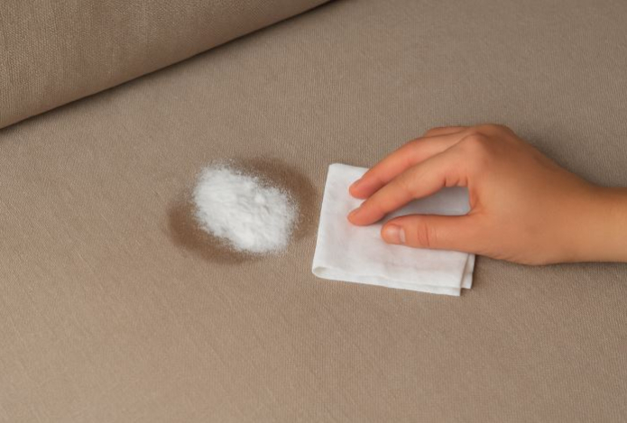 Самый простой способ удалить жирное пятно с дивана — пригодится каждому