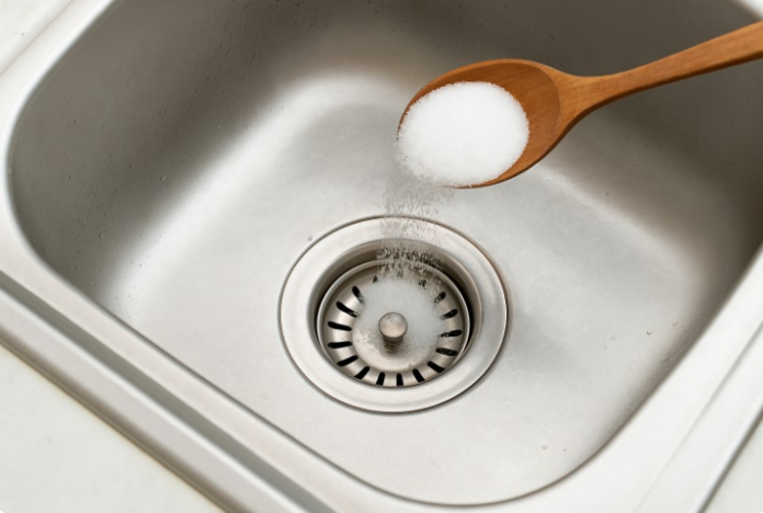 Этот продукт поможет убрать засоры за мгновение — забудьте про соду и уксус