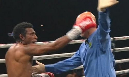 Боксер ударил рефери в бою андеркарда вечера Алимханулы — Михайлович