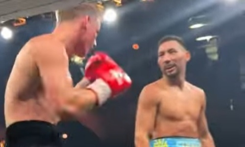 Алимханулы показал «Матрицу» во время боя за два титула чемпиона мира. Видео