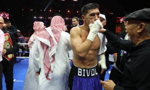 «Его привезли сюда специально». Тренер Бивола назвал виновного в скандальном поражении от Бетербиева