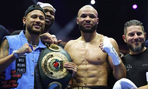 Неймар выскочил на ринг с чемпионом мира в весе Алимханулы. Видео