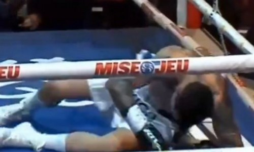 Боксер закрыл поражение от чемпиона двумя нокдаунами и нокаутом. Видео
