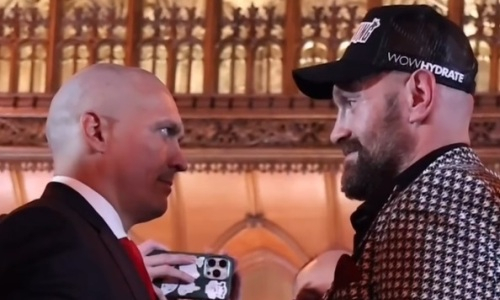 Фьюри и Усик провели первую дуэль взглядов перед реваншем. Видео