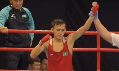 Нокдаун второй раз подряд спас казахстанского боксера на чемпионате мира