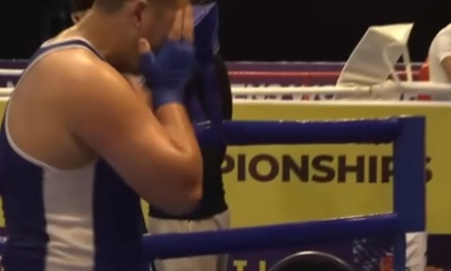 Казахстанский боксер довел до слез соперника на чемпионате мира. Видео