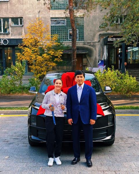 Назым Кызайбай, продававшей подаренные автомобили, вручили еще одну машину