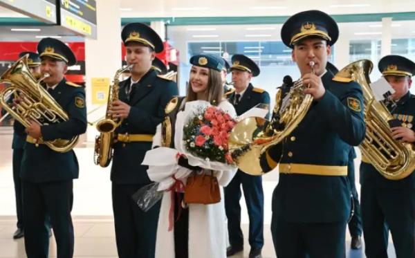 Военнослужащие заполонили аэропорт ради самой сексуальной боксерши Казахстана. Фото