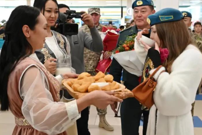 Военнослужащие заполонили аэропорт ради самой сексуальной боксерши Казахстана. Фото