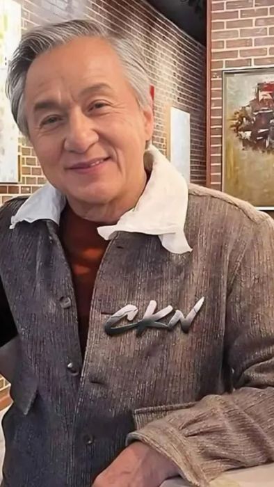 Джеки Чан расстроил поклонников своим внешним видом на свежих кадрах. Фото