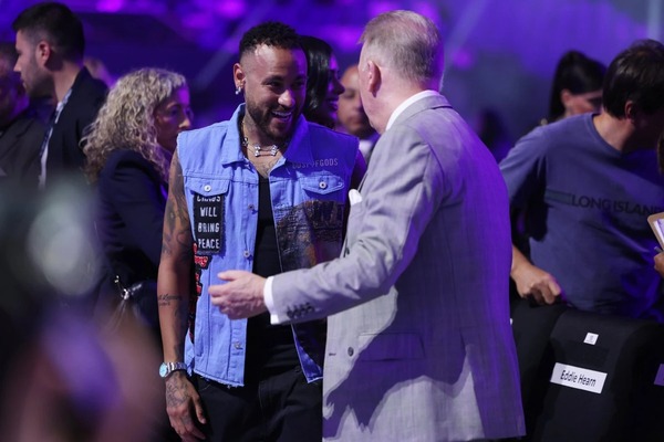 Звезда футбола прибыл на бой Бетербиев — Бивол. Фото