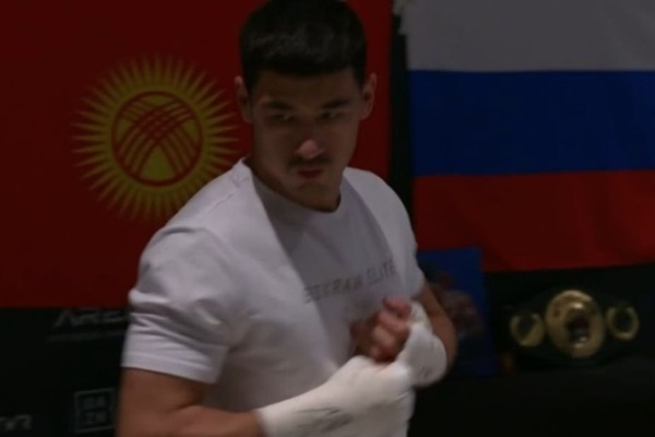 Два флага висели в раздевалке Бивола перед боем с Бетербиевым