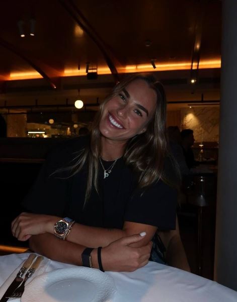 Арина Соболенко впечатлила эффектными фото в Дубае с подругой